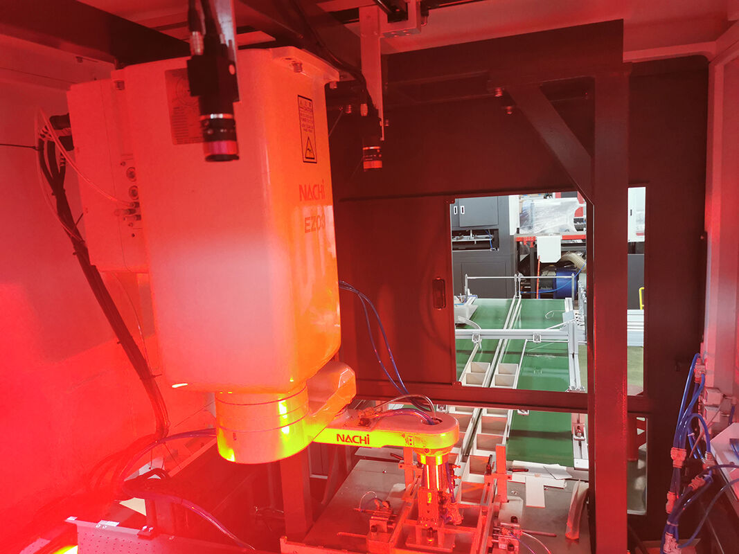 نظام التحكم بالتحكم الآلي آلة تعبئة صناديق تلقائية مصممة للحصول على حجم المنتج النهائي L W H 400 300 140 مم و 55 35 12 مم عملية التعبئة