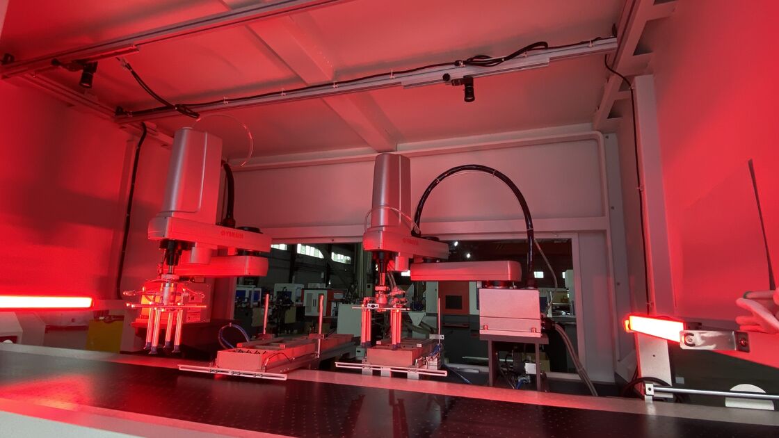 آلة صنع الصناديق الصلبة ذات التغذية المزدوجة والتشكيل المزدوج، سرعة عالية، دقة عالية، تحكم كامل بالسيرفو