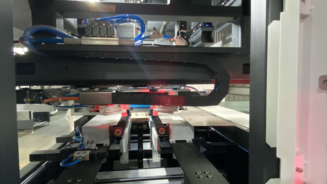 آلة صنع الصناديق الصلبة ذات التغذية المزدوجة والتشكيل المزدوج، سرعة عالية، دقة عالية، تحكم كامل بالسيرفو