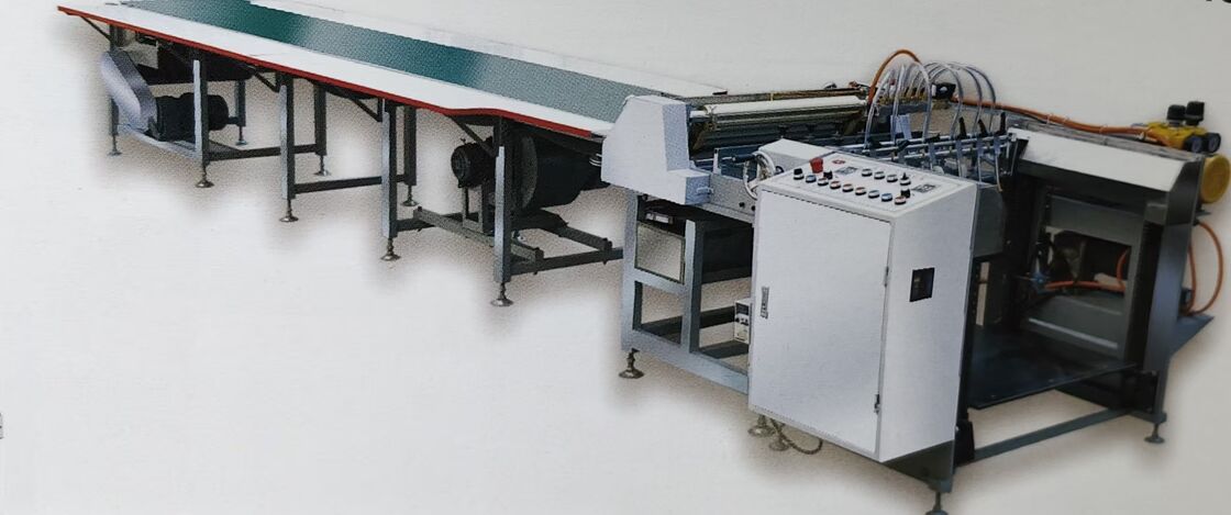 آلة صنع أكواب ورقية للآيس كريم بنظام تغذية بالشفط الفراغي بوزن 1500 كجم توفر إنتاجًا ثابتًا