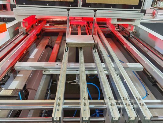 آلة تحديد المواقع الآلية سرعة 35 إلى 45 قطعة في الدقيقة مصممة للإنتاج